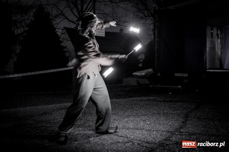 Zdjęcie w galerii na portalu naszraciborz.pl: Boże Narodzenie tuż tuż. Mieszkańcy Krzanowic rozświetlili choinkę na rynku FOTO i WIDEO wiadomości z regionu