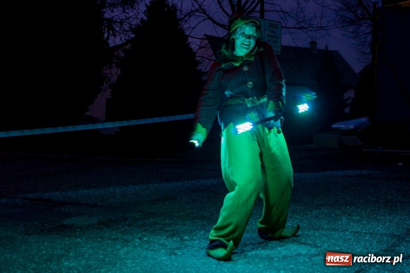 Zdjęcie w galerii na portalu naszraciborz.pl: Boże Narodzenie tuż tuż. Mieszkańcy Krzanowic rozświetlili choinkę na rynku FOTO i WIDEO wiadomości z regionu