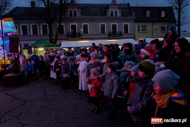 Zdjęcie w galerii na portalu naszraciborz.pl: Boże Narodzenie tuż tuż. Mieszkańcy Krzanowic rozświetlili choinkę na rynku FOTO i WIDEO wiadomości z regionu