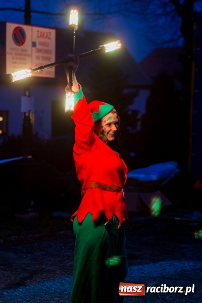 Zdjęcie w galerii na portalu naszraciborz.pl: Boże Narodzenie tuż tuż. Mieszkańcy Krzanowic rozświetlili choinkę na rynku FOTO i WIDEO wiadomości z regionu