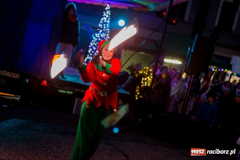 Zdjęcie w galerii na portalu naszraciborz.pl: Boże Narodzenie tuż tuż. Mieszkańcy Krzanowic rozświetlili choinkę na rynku FOTO i WIDEO wiadomości z regionu