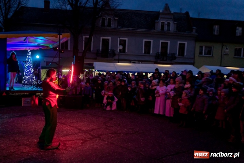 Zdjęcie w galerii na portalu naszraciborz.pl: Boże Narodzenie tuż tuż. Mieszkańcy Krzanowic rozświetlili choinkę na rynku FOTO i WIDEO wiadomości z regionu