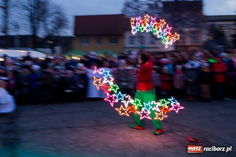 Zdjęcie w galerii na portalu naszraciborz.pl: Boże Narodzenie tuż tuż. Mieszkańcy Krzanowic rozświetlili choinkę na rynku FOTO i WIDEO wiadomości z regionu