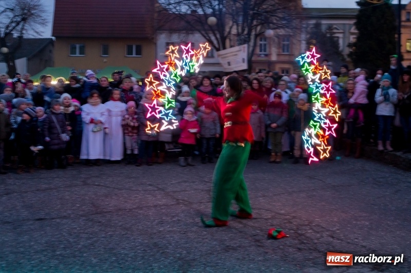 Zdjęcie w galerii na portalu naszraciborz.pl: Boże Narodzenie tuż tuż. Mieszkańcy Krzanowic rozświetlili choinkę na rynku FOTO i WIDEO wiadomości z regionu