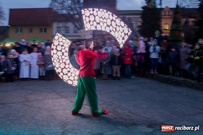 Zdjęcie w galerii na portalu naszraciborz.pl: Boże Narodzenie tuż tuż. Mieszkańcy Krzanowic rozświetlili choinkę na rynku FOTO i WIDEO wiadomości z regionu