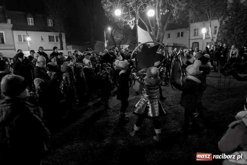 Zdjęcie w galerii na portalu naszraciborz.pl: Boże Narodzenie tuż tuż. Mieszkańcy Krzanowic rozświetlili choinkę na rynku FOTO i WIDEO wiadomości z regionu