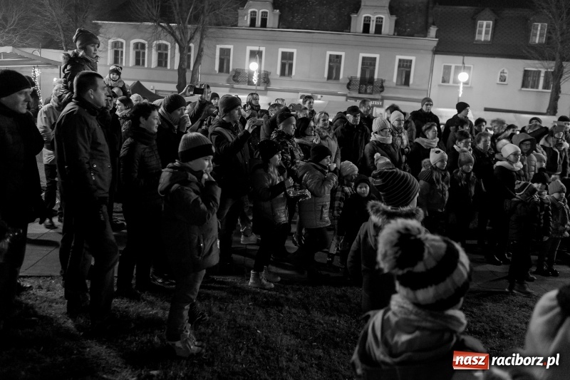 Zdjęcie w galerii na portalu naszraciborz.pl: Boże Narodzenie tuż tuż. Mieszkańcy Krzanowic rozświetlili choinkę na rynku FOTO i WIDEO wiadomości z regionu