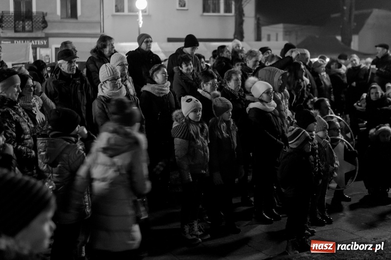 Zdjęcie w galerii na portalu naszraciborz.pl: Boże Narodzenie tuż tuż. Mieszkańcy Krzanowic rozświetlili choinkę na rynku FOTO i WIDEO wiadomości z regionu