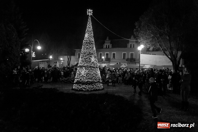 Zdjęcie w galerii na portalu naszraciborz.pl: Boże Narodzenie tuż tuż. Mieszkańcy Krzanowic rozświetlili choinkę na rynku FOTO i WIDEO wiadomości z regionu