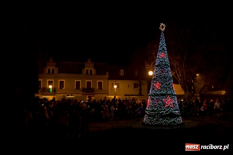Zdjęcie w galerii na portalu naszraciborz.pl: Boże Narodzenie tuż tuż. Mieszkańcy Krzanowic rozświetlili choinkę na rynku FOTO i WIDEO wiadomości z regionu