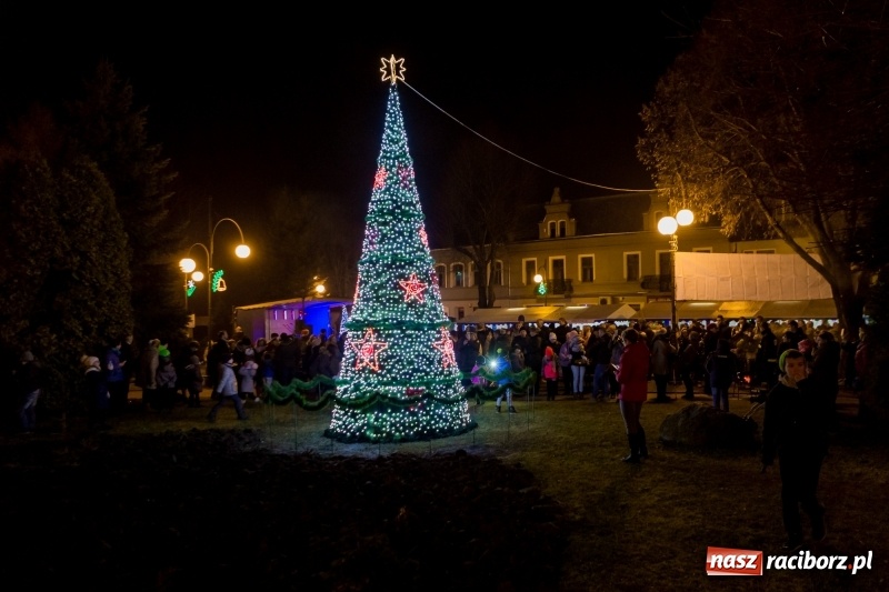 Zdjęcie w galerii na portalu naszraciborz.pl: Boże Narodzenie tuż tuż. Mieszkańcy Krzanowic rozświetlili choinkę na rynku FOTO i WIDEO wiadomości z regionu