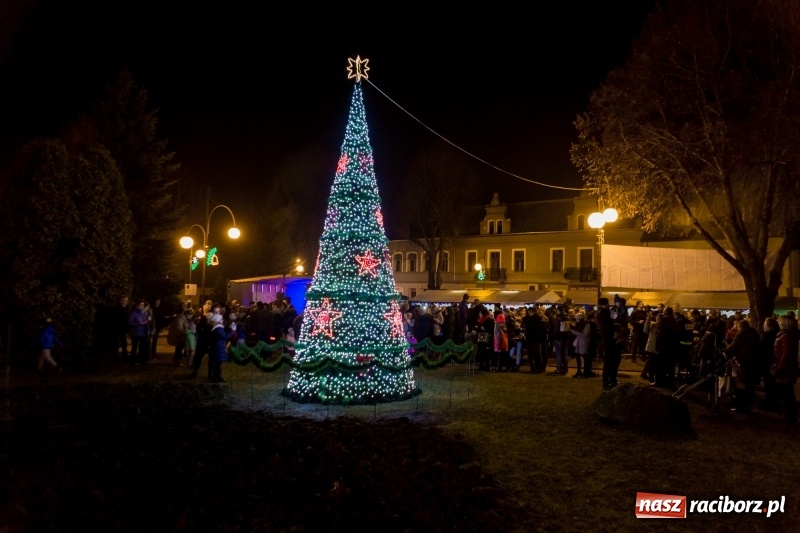 Zdjęcie w galerii na portalu naszraciborz.pl: Boże Narodzenie tuż tuż. Mieszkańcy Krzanowic rozświetlili choinkę na rynku FOTO i WIDEO wiadomości z regionu