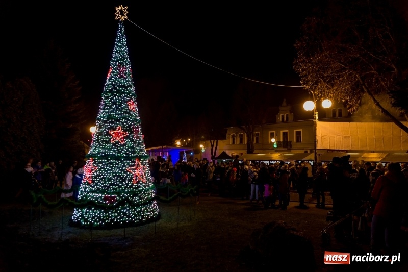 Zdjęcie w galerii na portalu naszraciborz.pl: Boże Narodzenie tuż tuż. Mieszkańcy Krzanowic rozświetlili choinkę na rynku FOTO i WIDEO wiadomości z regionu