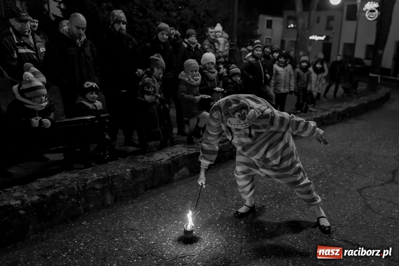 Zdjęcie w galerii na portalu naszraciborz.pl: Boże Narodzenie tuż tuż. Mieszkańcy Krzanowic rozświetlili choinkę na rynku FOTO i WIDEO wiadomości z regionu