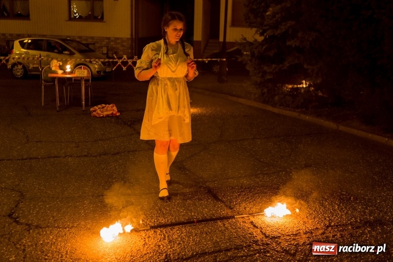 Zdjęcie w galerii na portalu naszraciborz.pl: Boże Narodzenie tuż tuż. Mieszkańcy Krzanowic rozświetlili choinkę na rynku FOTO i WIDEO wiadomości z regionu