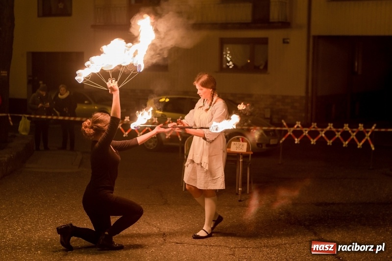 Zdjęcie w galerii na portalu naszraciborz.pl: Boże Narodzenie tuż tuż. Mieszkańcy Krzanowic rozświetlili choinkę na rynku FOTO i WIDEO wiadomości z regionu