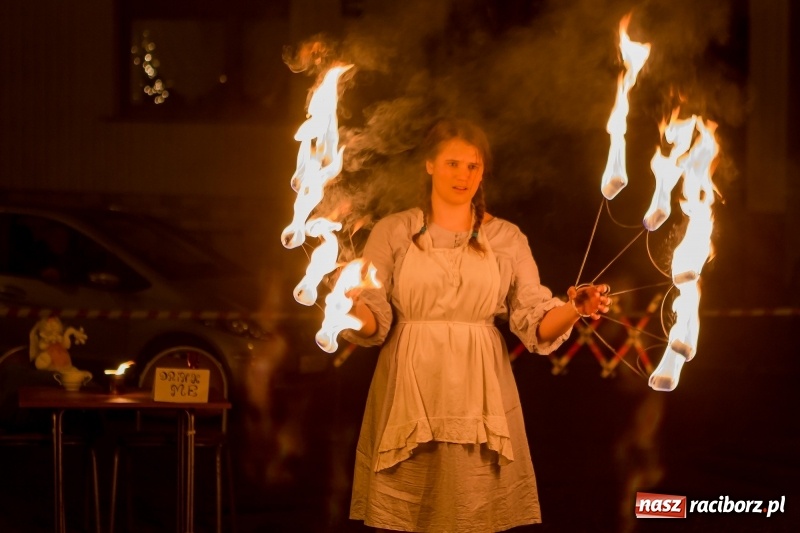 Zdjęcie w galerii na portalu naszraciborz.pl: Boże Narodzenie tuż tuż. Mieszkańcy Krzanowic rozświetlili choinkę na rynku FOTO i WIDEO wiadomości z regionu
