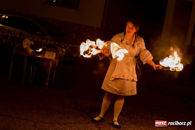 Zdjęcie w galerii na portalu naszraciborz.pl: Boże Narodzenie tuż tuż. Mieszkańcy Krzanowic rozświetlili choinkę na rynku FOTO i WIDEO wiadomości z regionu