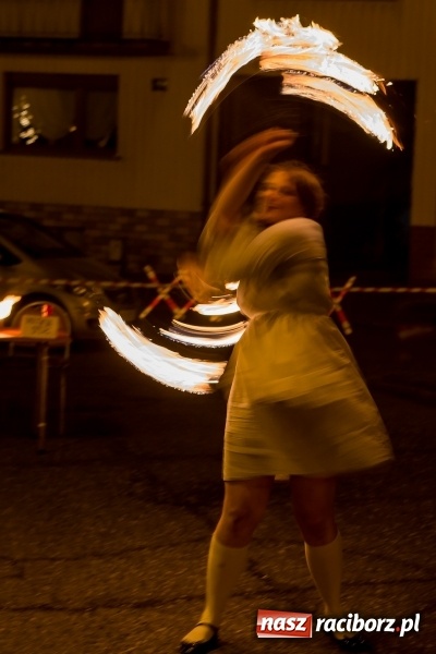 Zdjęcie w galerii na portalu naszraciborz.pl: Boże Narodzenie tuż tuż. Mieszkańcy Krzanowic rozświetlili choinkę na rynku FOTO i WIDEO wiadomości z regionu