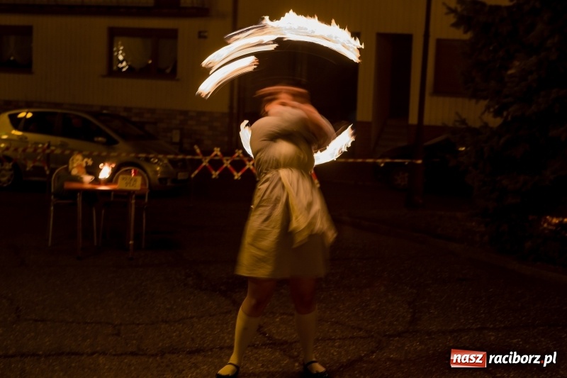 Zdjęcie w galerii na portalu naszraciborz.pl: Boże Narodzenie tuż tuż. Mieszkańcy Krzanowic rozświetlili choinkę na rynku FOTO i WIDEO wiadomości z regionu