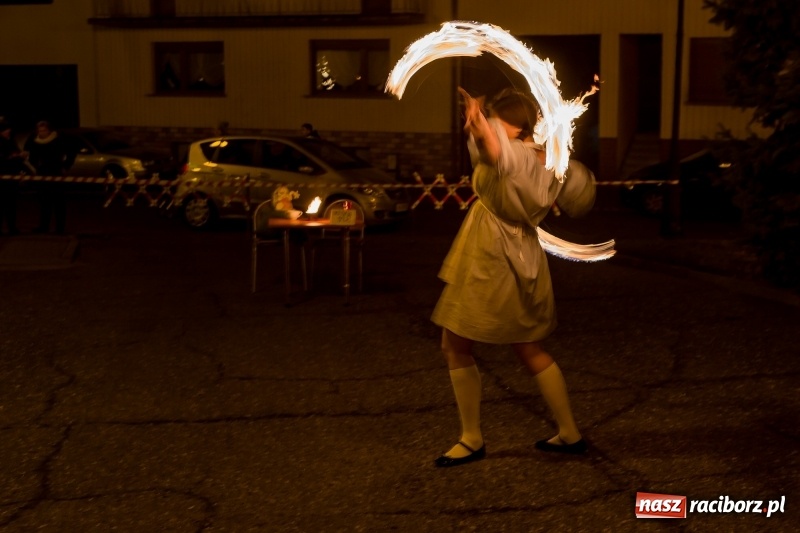 Zdjęcie w galerii na portalu naszraciborz.pl: Boże Narodzenie tuż tuż. Mieszkańcy Krzanowic rozświetlili choinkę na rynku FOTO i WIDEO wiadomości z regionu