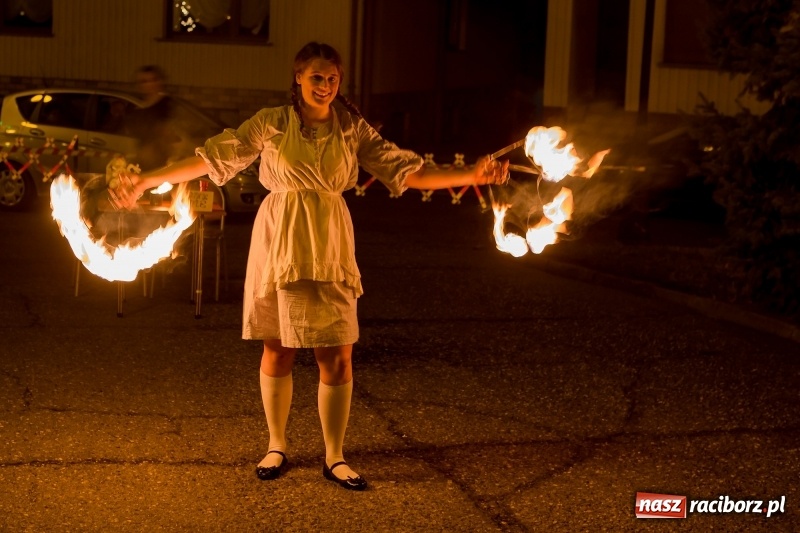 Zdjęcie w galerii na portalu naszraciborz.pl: Boże Narodzenie tuż tuż. Mieszkańcy Krzanowic rozświetlili choinkę na rynku FOTO i WIDEO wiadomości z regionu