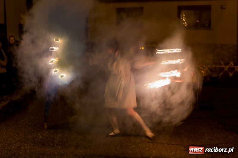 Zdjęcie w galerii na portalu naszraciborz.pl: Boże Narodzenie tuż tuż. Mieszkańcy Krzanowic rozświetlili choinkę na rynku FOTO i WIDEO wiadomości z regionu