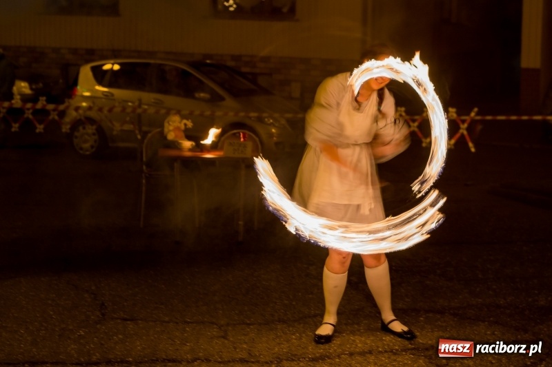 Zdjęcie w galerii na portalu naszraciborz.pl: Boże Narodzenie tuż tuż. Mieszkańcy Krzanowic rozświetlili choinkę na rynku FOTO i WIDEO wiadomości z regionu