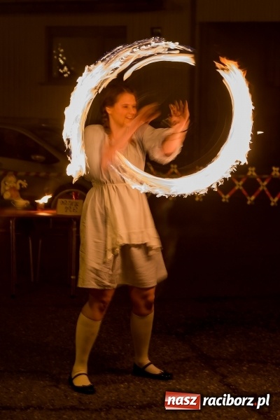Zdjęcie w galerii na portalu naszraciborz.pl: Boże Narodzenie tuż tuż. Mieszkańcy Krzanowic rozświetlili choinkę na rynku FOTO i WIDEO wiadomości z regionu