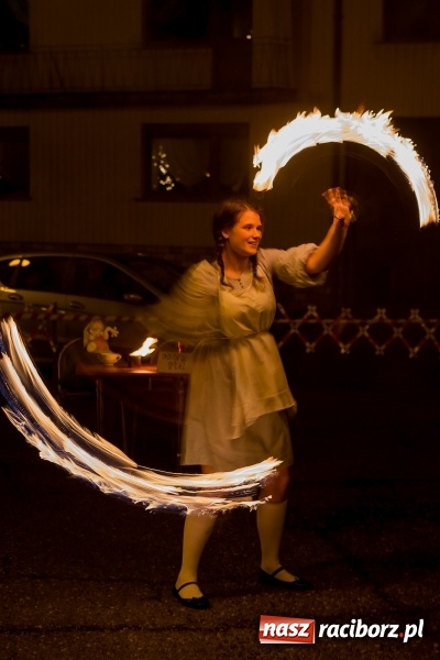 Zdjęcie w galerii na portalu naszraciborz.pl: Boże Narodzenie tuż tuż. Mieszkańcy Krzanowic rozświetlili choinkę na rynku FOTO i WIDEO wiadomości z regionu
