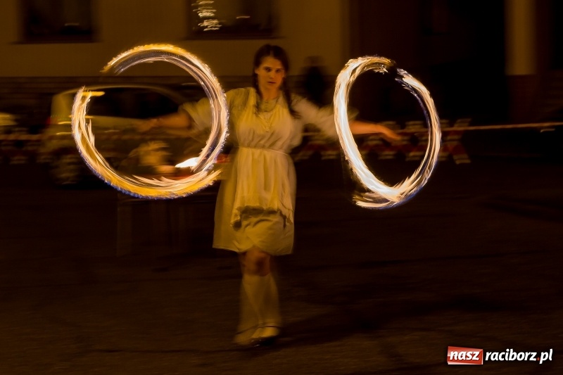 Zdjęcie w galerii na portalu naszraciborz.pl: Boże Narodzenie tuż tuż. Mieszkańcy Krzanowic rozświetlili choinkę na rynku FOTO i WIDEO wiadomości z regionu