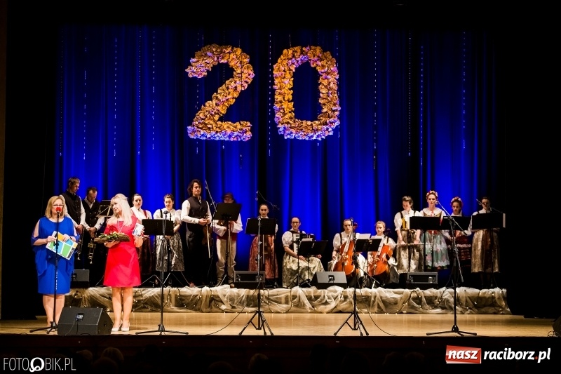 Zdjęcie w galerii na portalu naszraciborz.pl: 20 lat z tańcem. Jubileuszowy koncert Źródła na deskach RCK  wiadomości z regionu