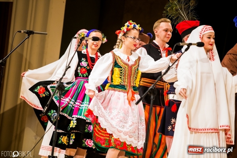 Zdjęcie w galerii na portalu naszraciborz.pl: 20 lat z tańcem. Jubileuszowy koncert Źródła na deskach RCK  wiadomości z regionu