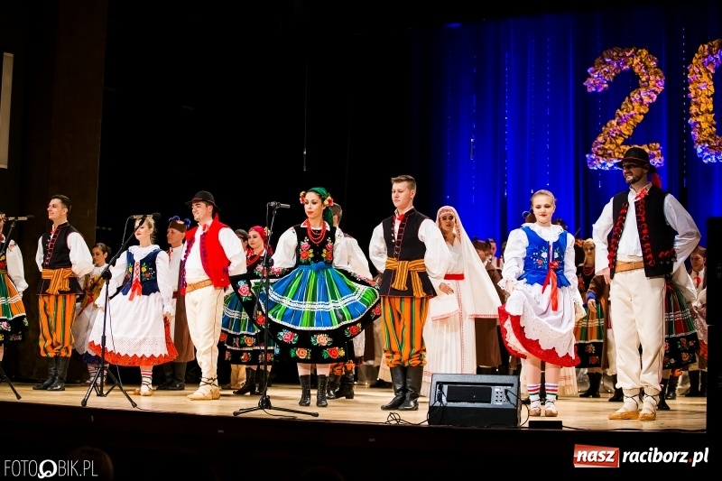Zdjęcie w galerii na portalu naszraciborz.pl: 20 lat z tańcem. Jubileuszowy koncert Źródła na deskach RCK  wiadomości z regionu