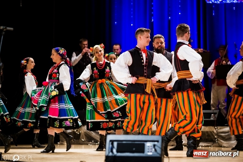 Zdjęcie w galerii na portalu naszraciborz.pl: 20 lat z tańcem. Jubileuszowy koncert Źródła na deskach RCK  wiadomości z regionu