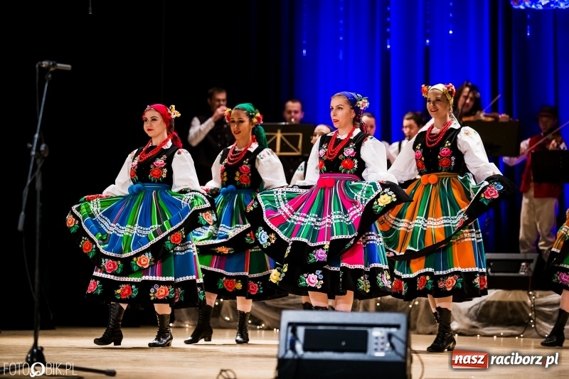 Zdjęcie w galerii na portalu naszraciborz.pl: 20 lat z tańcem. Jubileuszowy koncert Źródła na deskach RCK  wiadomości z regionu
