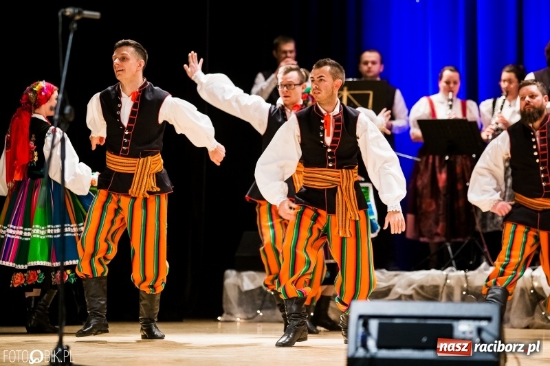 Zdjęcie w galerii na portalu naszraciborz.pl: 20 lat z tańcem. Jubileuszowy koncert Źródła na deskach RCK  wiadomości z regionu