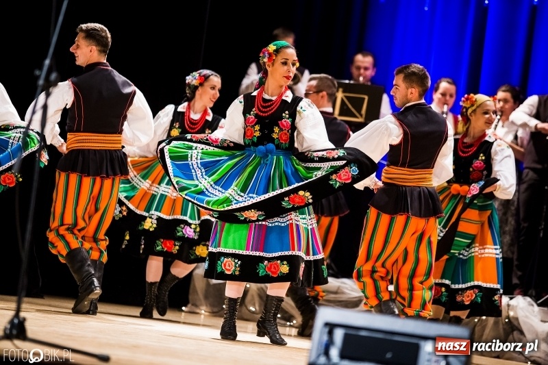 Zdjęcie w galerii na portalu naszraciborz.pl: 20 lat z tańcem. Jubileuszowy koncert Źródła na deskach RCK  wiadomości z regionu