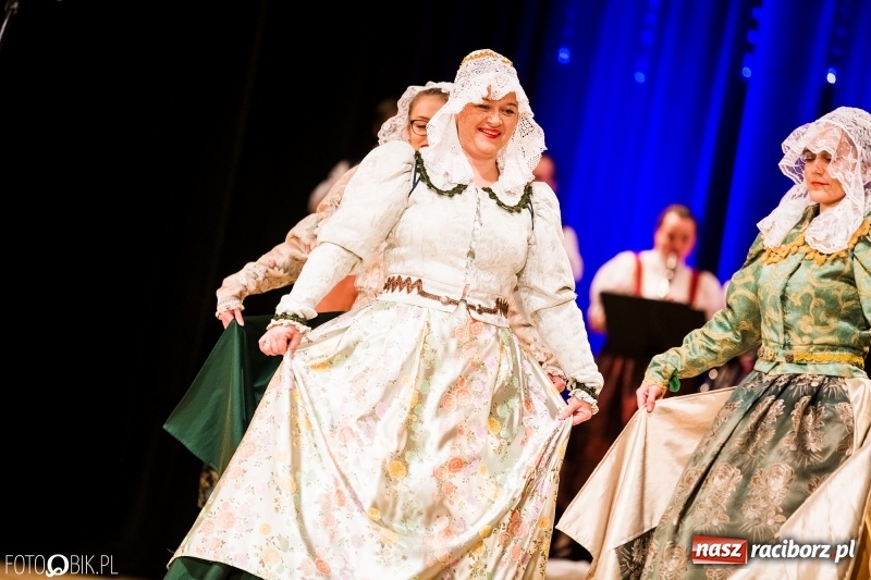 Zdjęcie w galerii na portalu naszraciborz.pl: 20 lat z tańcem. Jubileuszowy koncert Źródła na deskach RCK  wiadomości z regionu