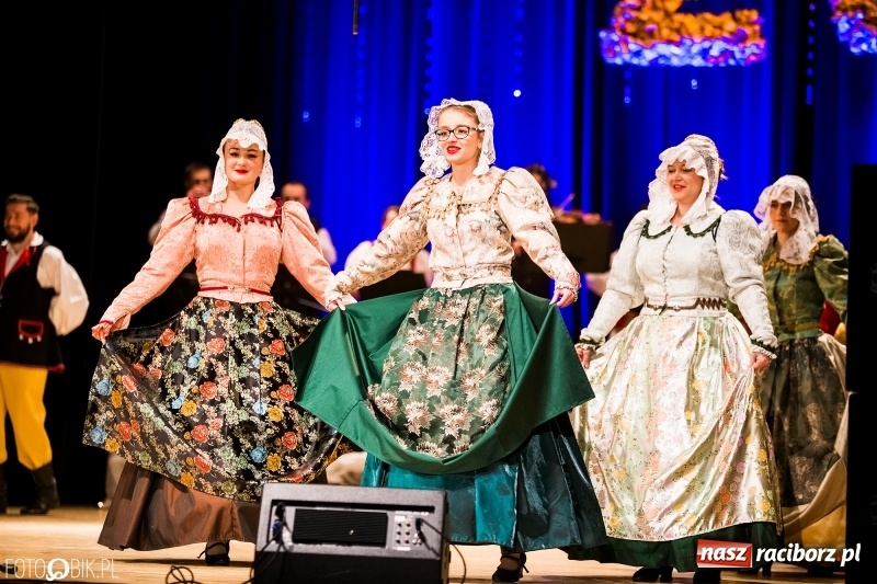 Zdjęcie w galerii na portalu naszraciborz.pl: 20 lat z tańcem. Jubileuszowy koncert Źródła na deskach RCK  wiadomości z regionu