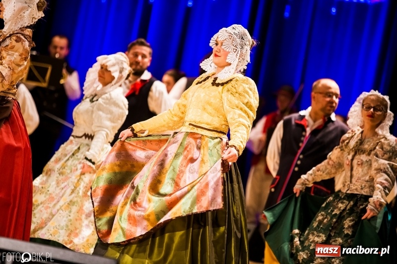 Zdjęcie w galerii na portalu naszraciborz.pl: 20 lat z tańcem. Jubileuszowy koncert Źródła na deskach RCK  wiadomości z regionu