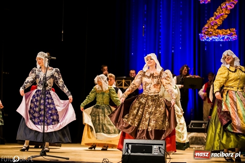 Zdjęcie w galerii na portalu naszraciborz.pl: 20 lat z tańcem. Jubileuszowy koncert Źródła na deskach RCK  wiadomości z regionu