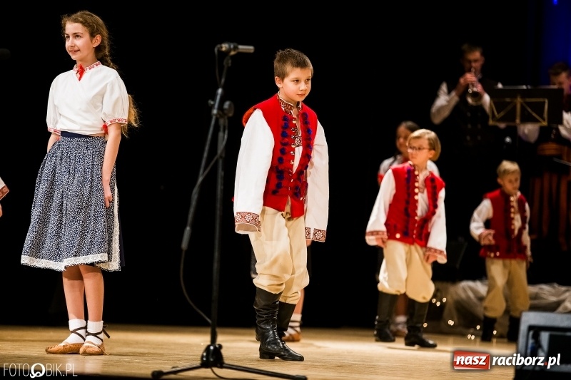 Zdjęcie w galerii na portalu naszraciborz.pl: 20 lat z tańcem. Jubileuszowy koncert Źródła na deskach RCK  wiadomości z regionu