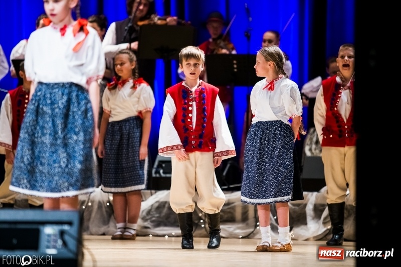 Zdjęcie w galerii na portalu naszraciborz.pl: 20 lat z tańcem. Jubileuszowy koncert Źródła na deskach RCK  wiadomości z regionu