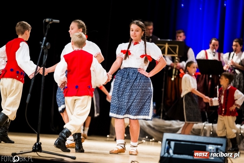Zdjęcie w galerii na portalu naszraciborz.pl: 20 lat z tańcem. Jubileuszowy koncert Źródła na deskach RCK  wiadomości z regionu