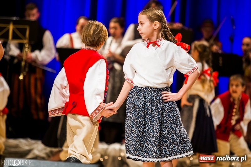 Zdjęcie w galerii na portalu naszraciborz.pl: 20 lat z tańcem. Jubileuszowy koncert Źródła na deskach RCK  wiadomości z regionu