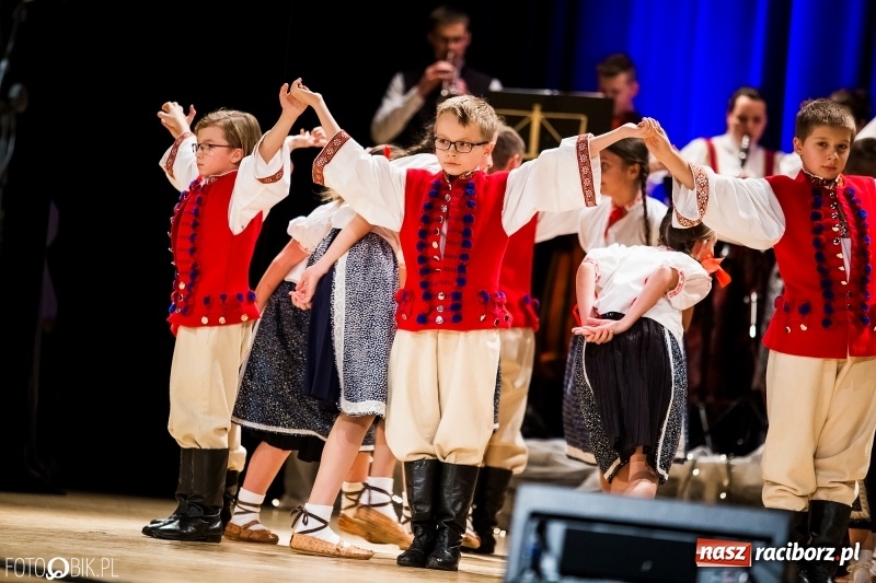 Zdjęcie w galerii na portalu naszraciborz.pl: 20 lat z tańcem. Jubileuszowy koncert Źródła na deskach RCK  wiadomości z regionu