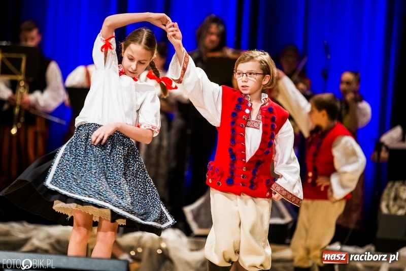 Zdjęcie w galerii na portalu naszraciborz.pl: 20 lat z tańcem. Jubileuszowy koncert Źródła na deskach RCK  wiadomości z regionu