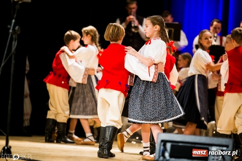 Zdjęcie w galerii na portalu naszraciborz.pl: 20 lat z tańcem. Jubileuszowy koncert Źródła na deskach RCK  wiadomości z regionu