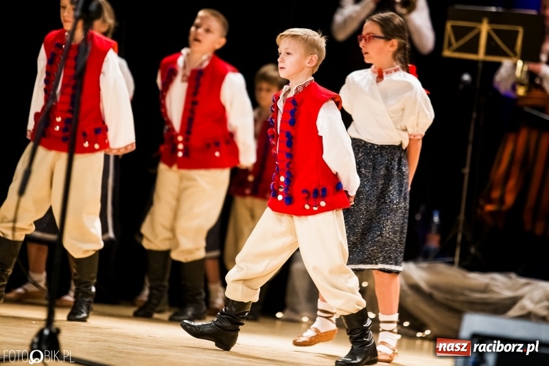 Zdjęcie w galerii na portalu naszraciborz.pl: 20 lat z tańcem. Jubileuszowy koncert Źródła na deskach RCK  wiadomości z regionu